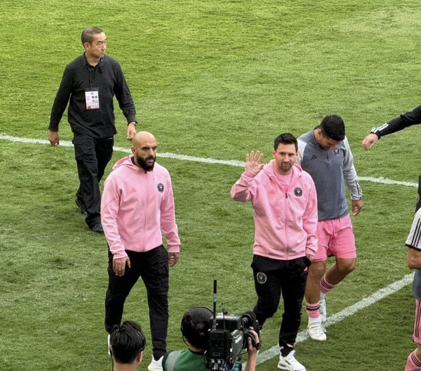 关于热门比赛定格瞬间，球迷狂热支持的信息