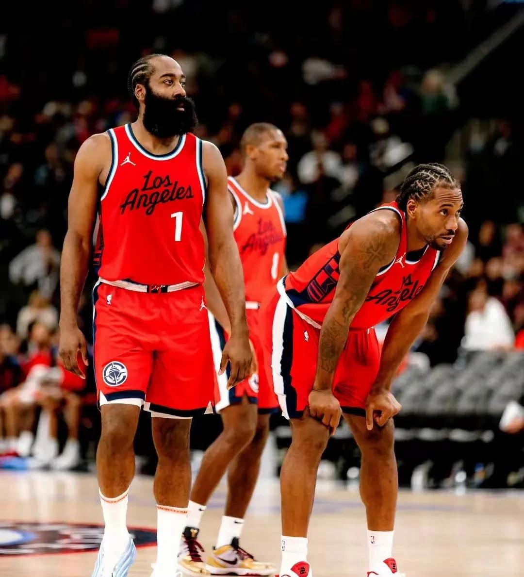 快船和公牛队在球场上展开激烈对抗 快船和公牛队在球场上展开激烈对抗