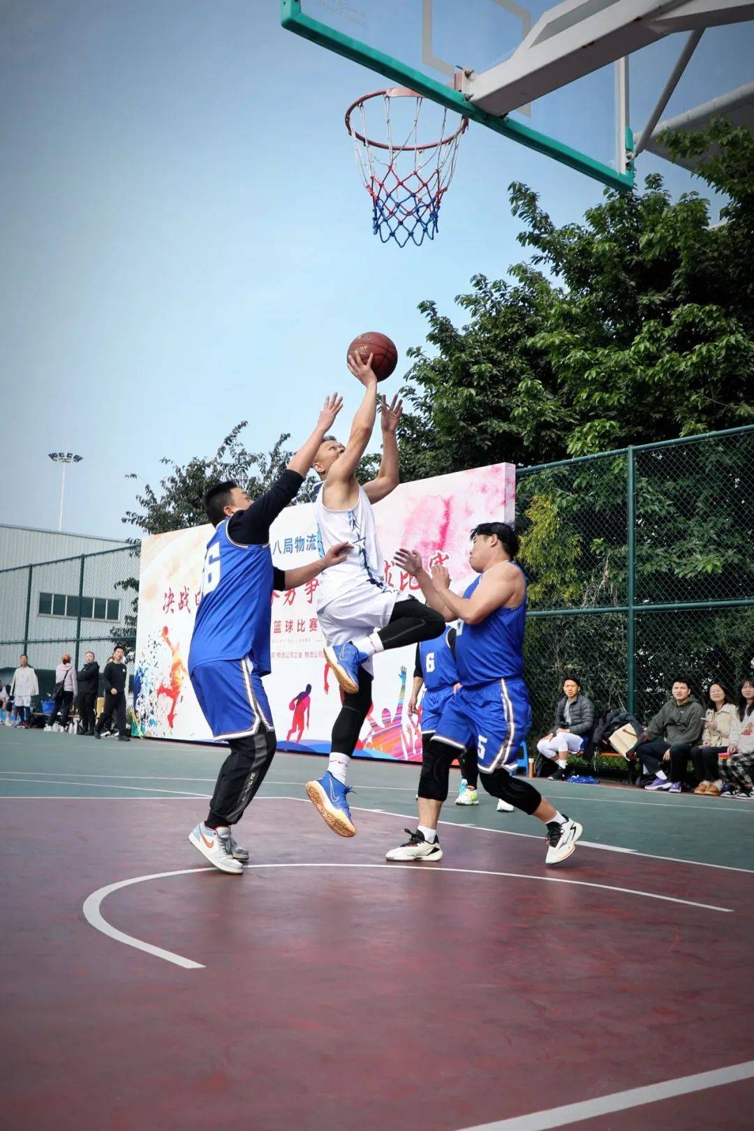 篮球比赛惊险收官，冠军艰难诞生的简单介绍