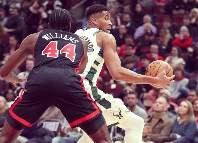 雄鹿客场不敌开拓者，遭遇败局