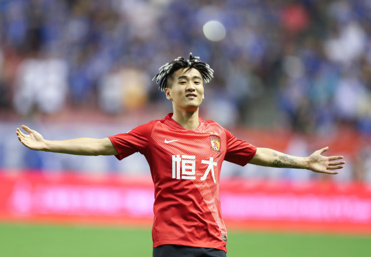 包含广州恒大成功坚守胜利，继续守住联赛头名的词条