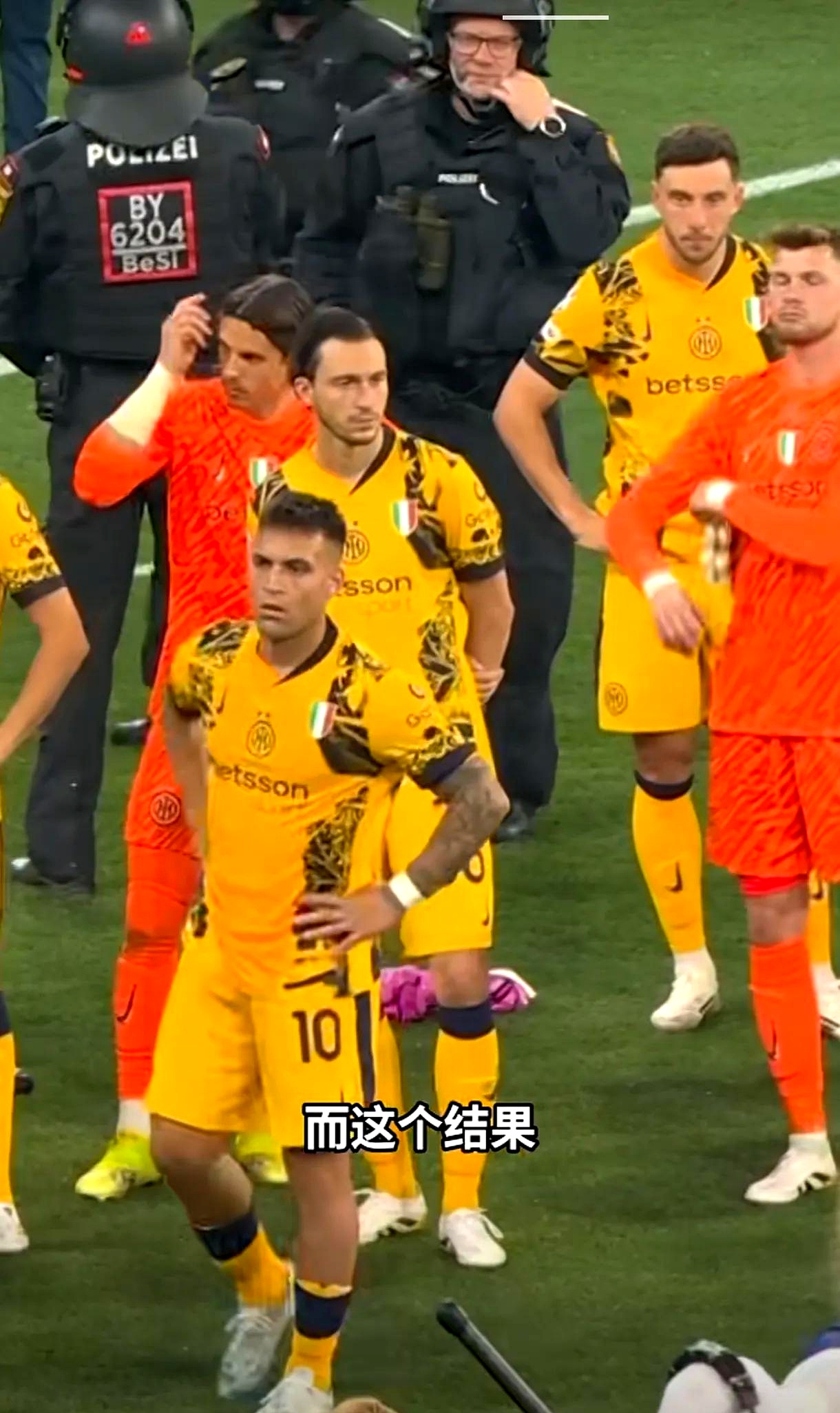 包含巴黎圣日耳曼中场大将解约，引发球队震动的词条